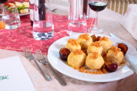 Piatto di gnocchi con le susine 