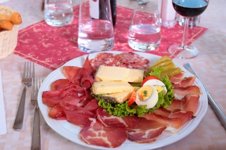 Piatto con affettati e formaggi 